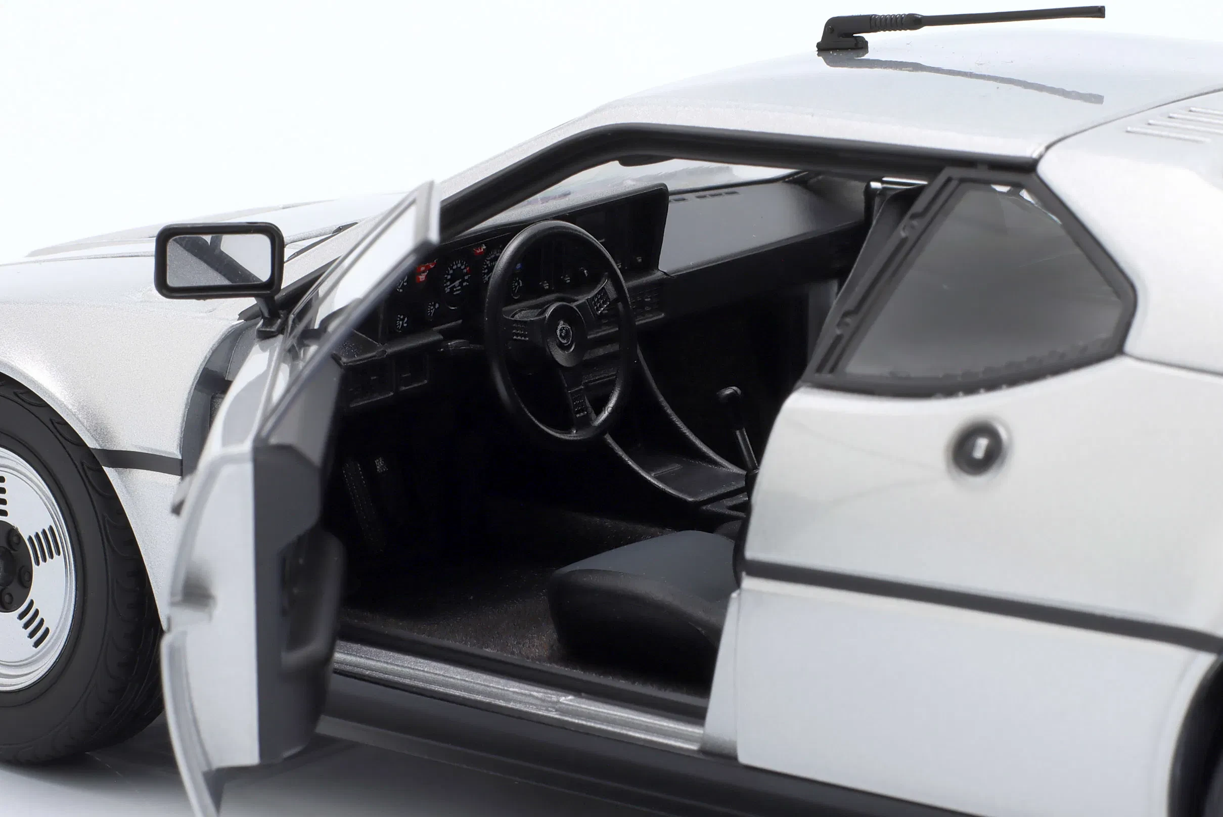 BMW M1 1980 Argent métallisé 1/18