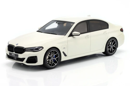 GT496 BMW 545E xDrive M-Sport Saloon G30 2023 Alpine White GT Spirit 1:18