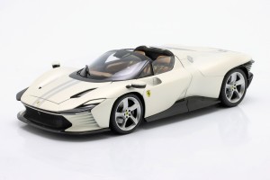 Ferrari Daytona SP3 Closed Top 2022 Pearl White Bburago Signature Series 1:18